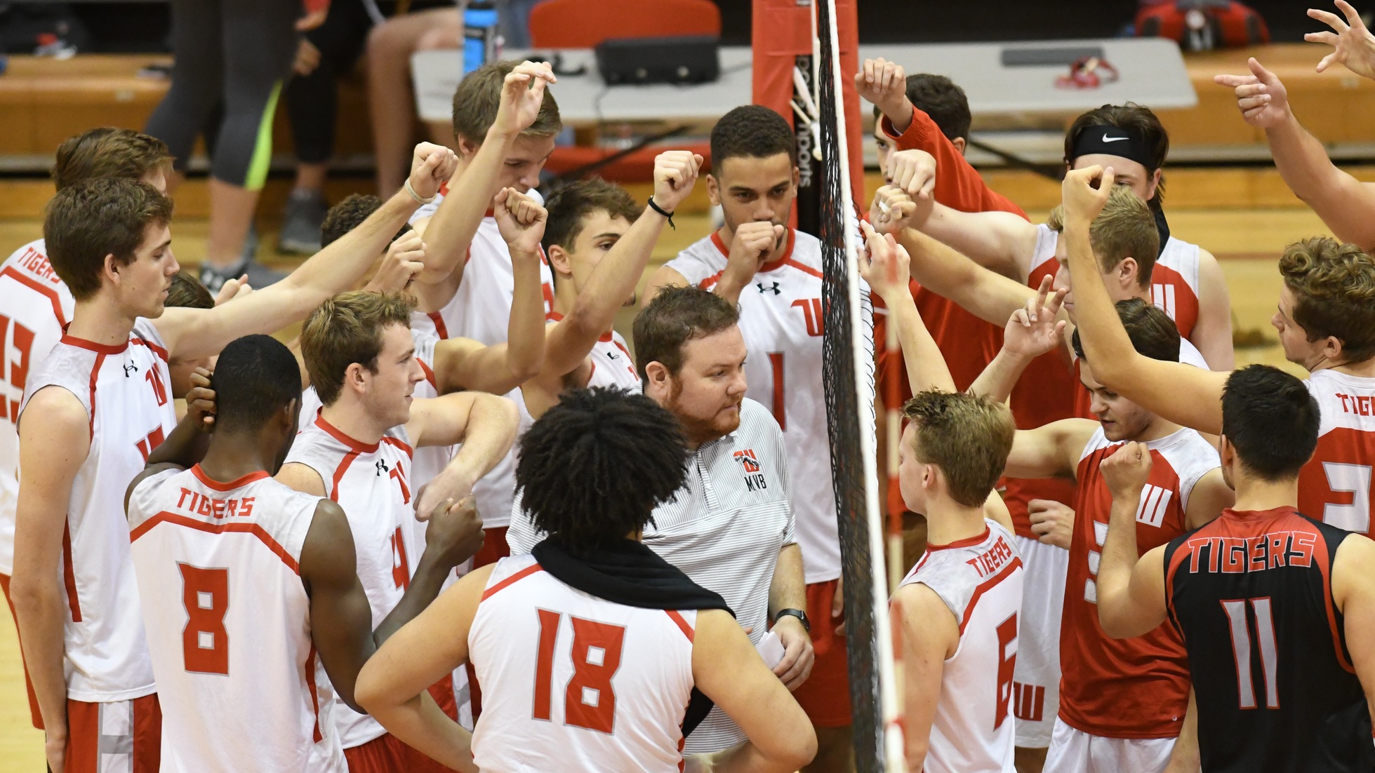 Men's Volleyball Splits Day With Fontbonne & Hiram