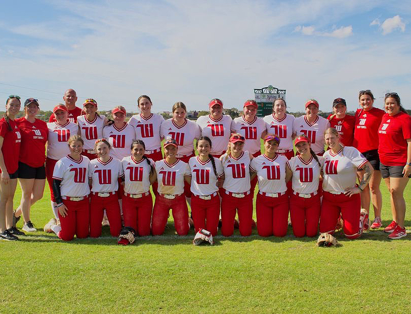 The Wittenberg softball team gathers during its spring break trip in Florida. | Photo by Diana Quevedo