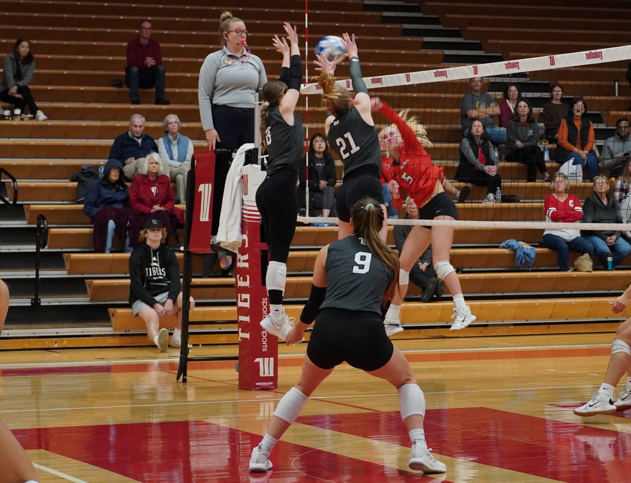 Wittenberg Volleyball Sweeps Wooster