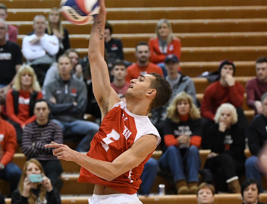 Men's Volleyball Earns Two Key AMCC Road Wins
