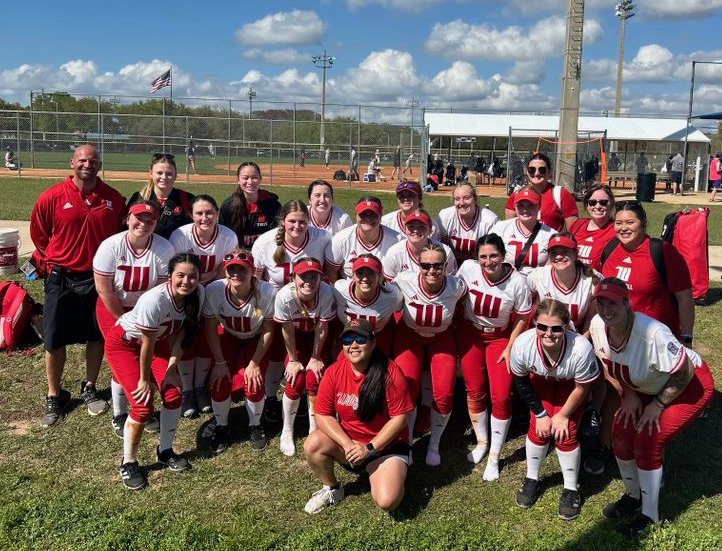 The Wittenberg softball team gathers at the Diamondplex facility in Winter Haven, Fla., on Wednesday. | Photo by Diana Quevedo